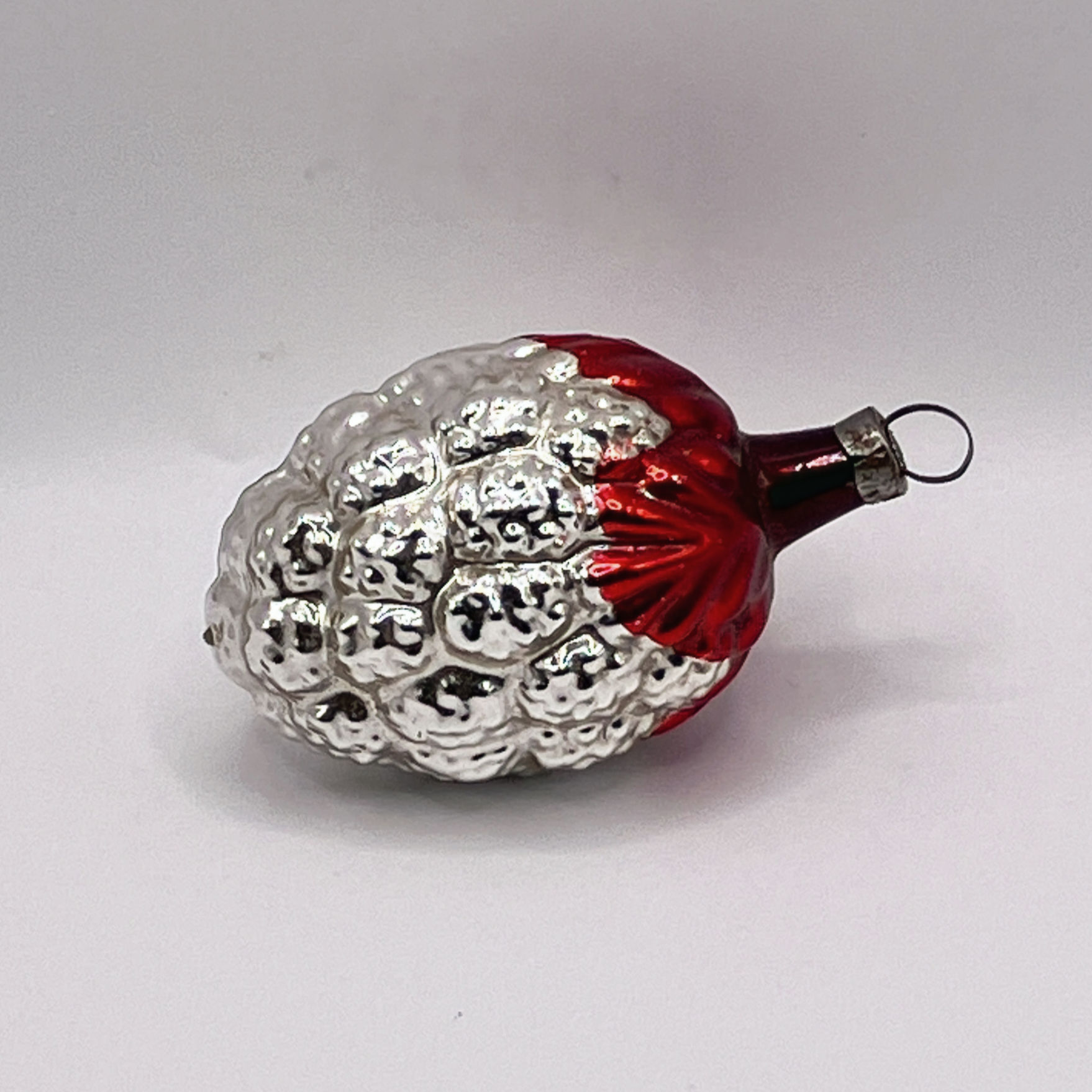 Vintage glazen kerstbal, framboos met blad, zilver, rood, 5,5cm