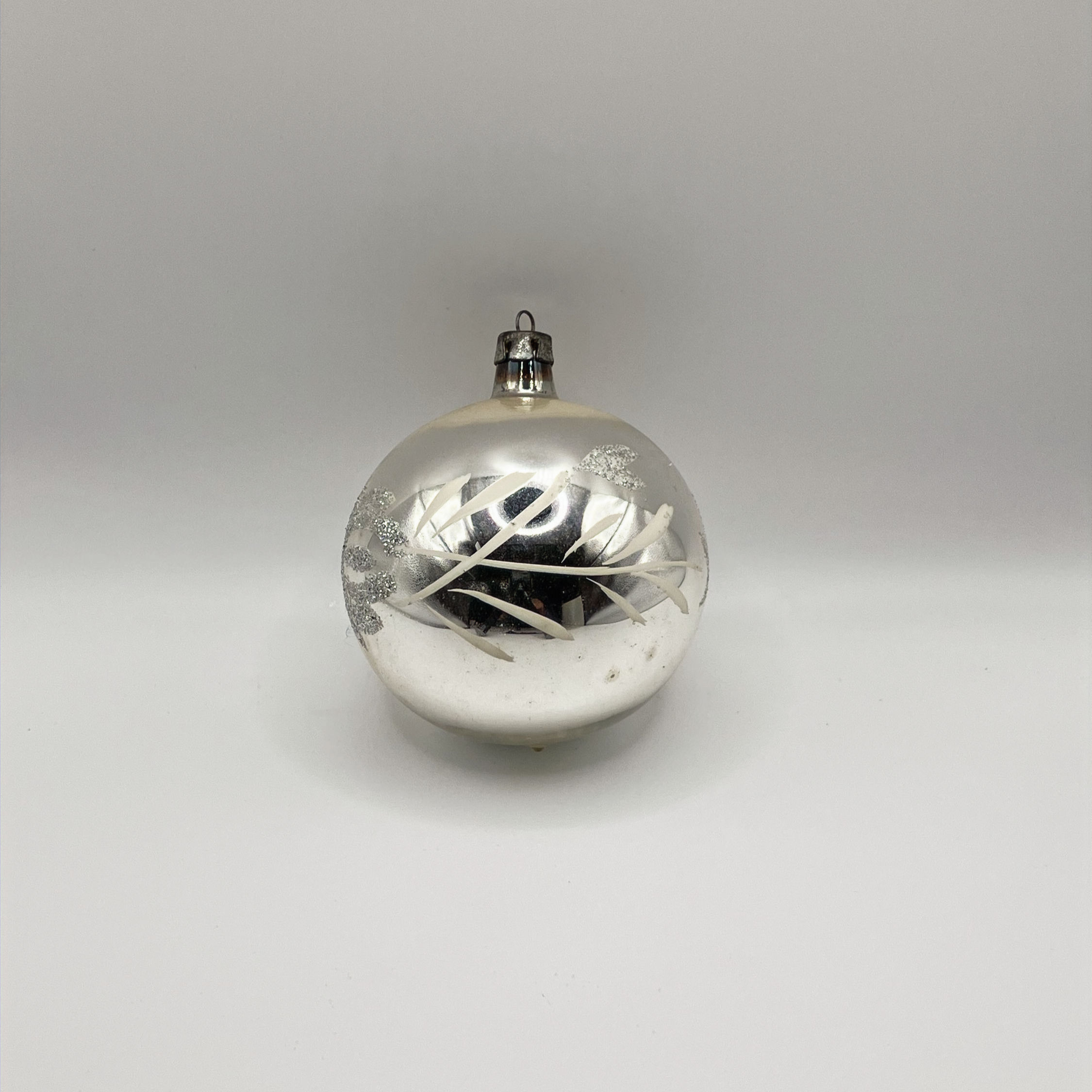 Vintage, glazen kerstbal, zilver, wit beschilderd, gesuikerd, Ø7cm