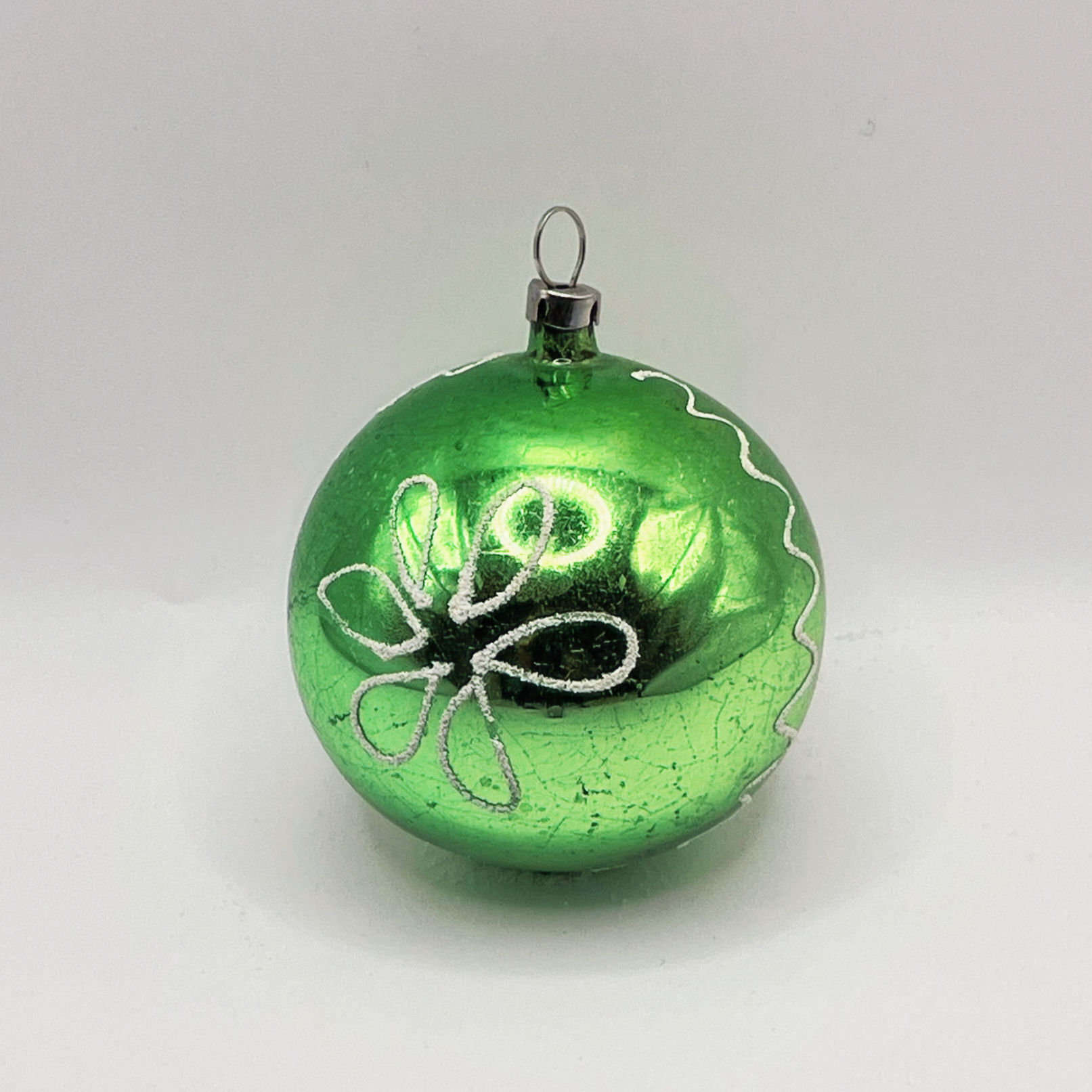 Vintage glazen kerstbal, lichtgroen, wit gesuikerd, Ø6cm