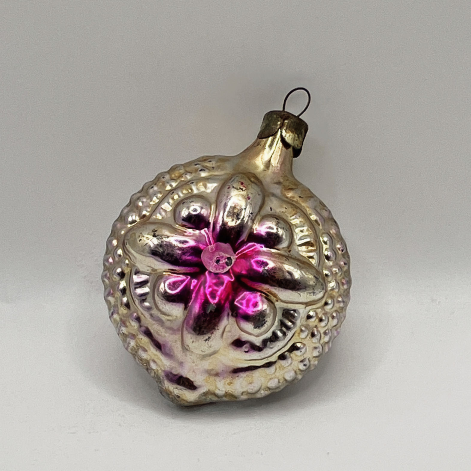 Vintage glazen kerstbal, zilver, roze, bloem in reliëf, dubbelzijdig, Ø6cm
