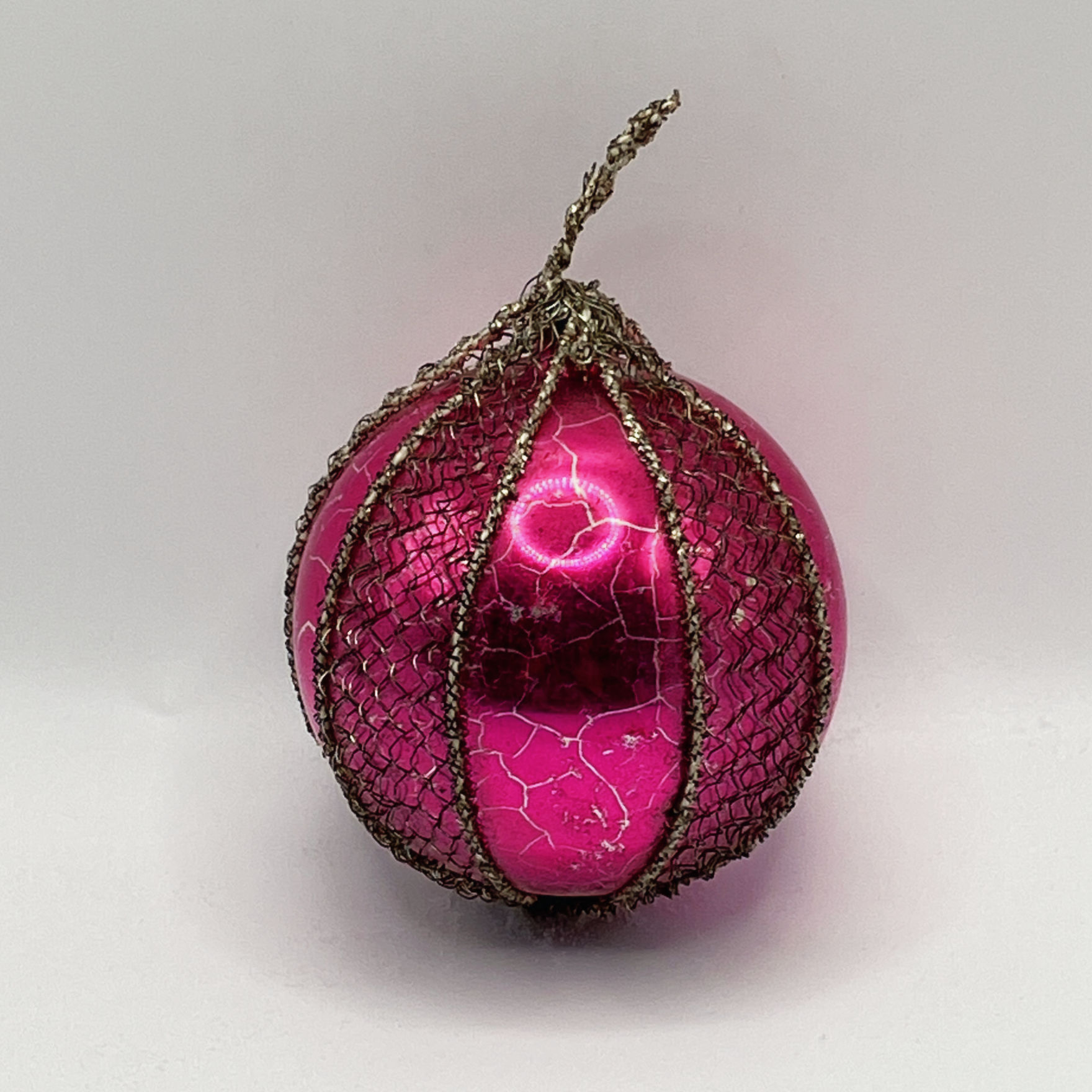 Vintage glazen kerstbal, roze met Leonisch draadnetje , Ø6cm