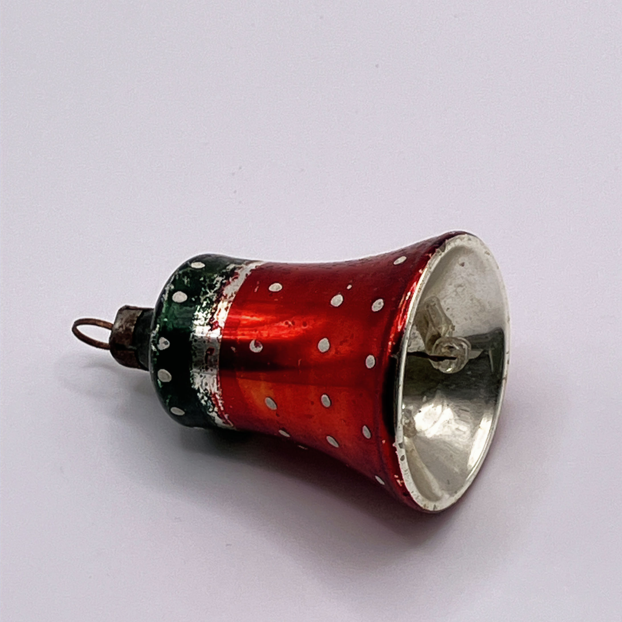 Vintage glazen kerstbal, klokje,  zilver, rood, donkergroen, witte stipjes, 5cm