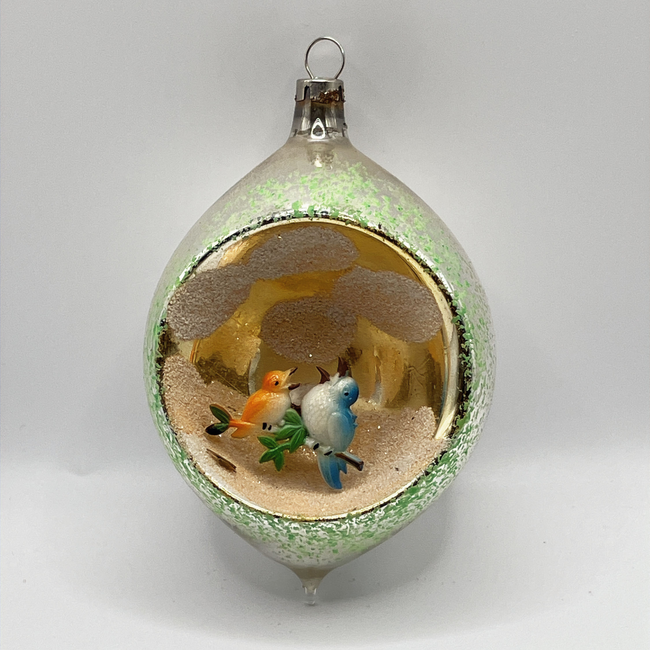 Vintage glazen dioramabal, vogeltjes op tak, zilver, lichtgroen, gesuikerd, 11cm
