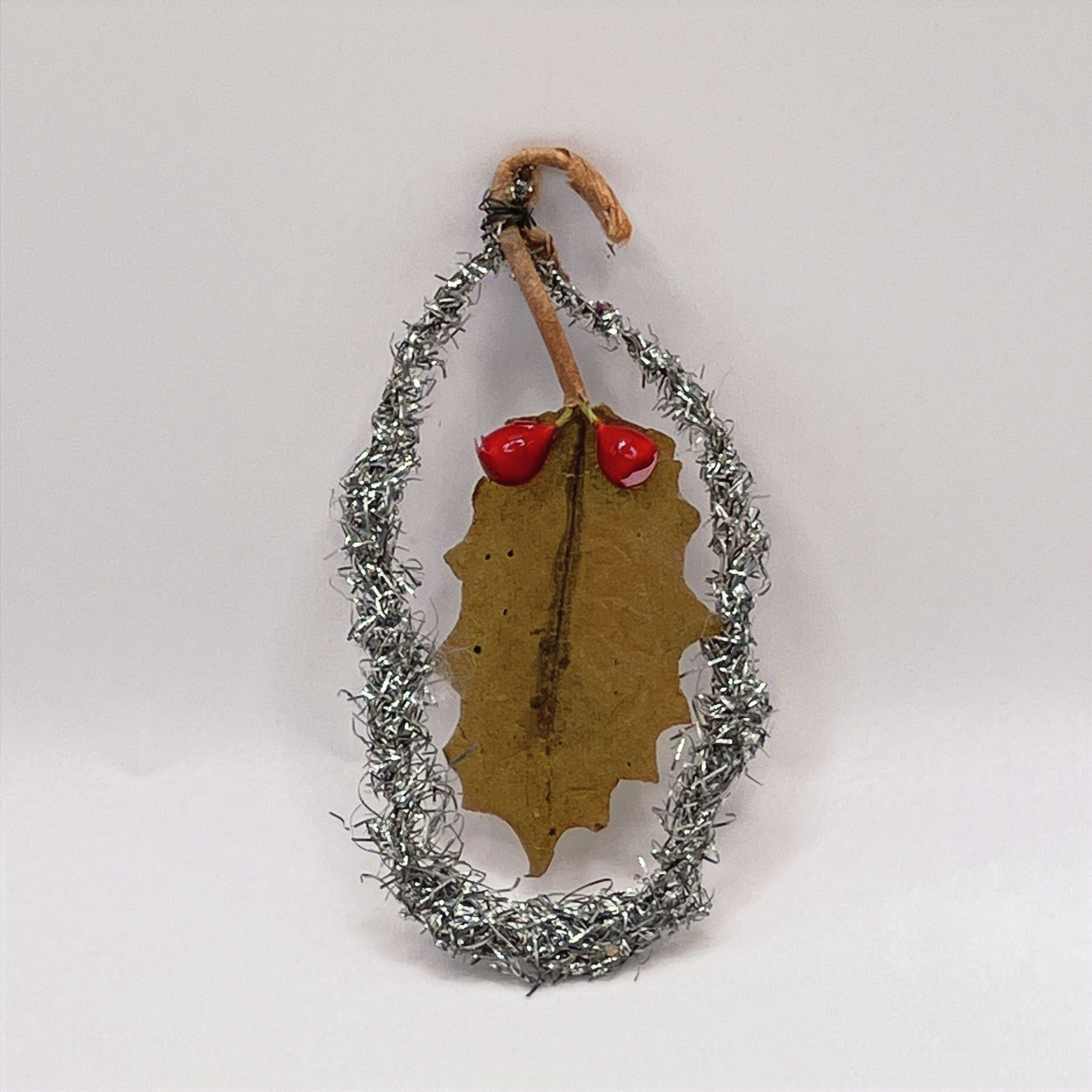 Vintage  zilveren tinselkrans, gedroogd hulsblad met rode besjes, 8cm