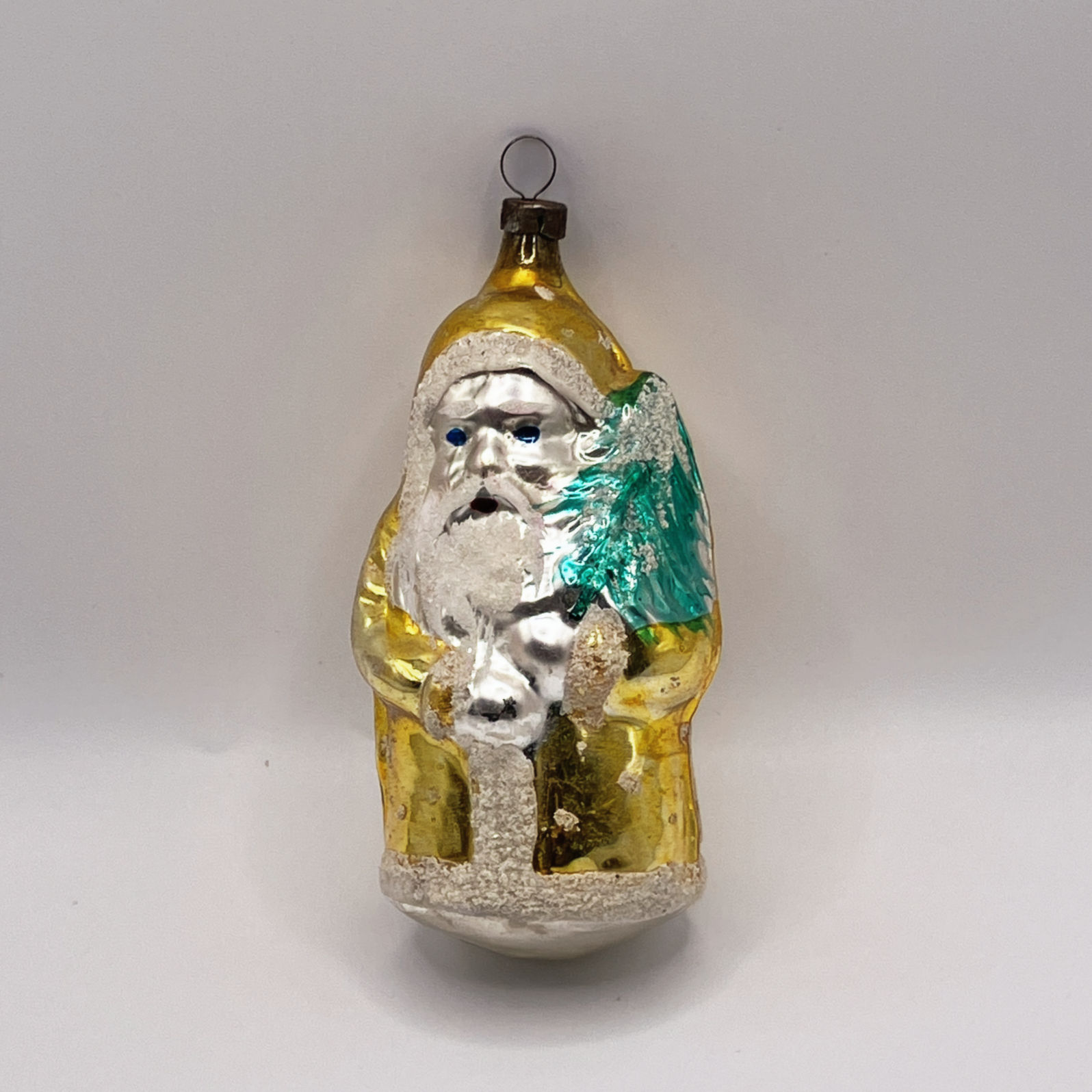 Vintage glazen kerstbal, kerstman met kerstboom, geelgoud, wit gesuikerd, 10cm