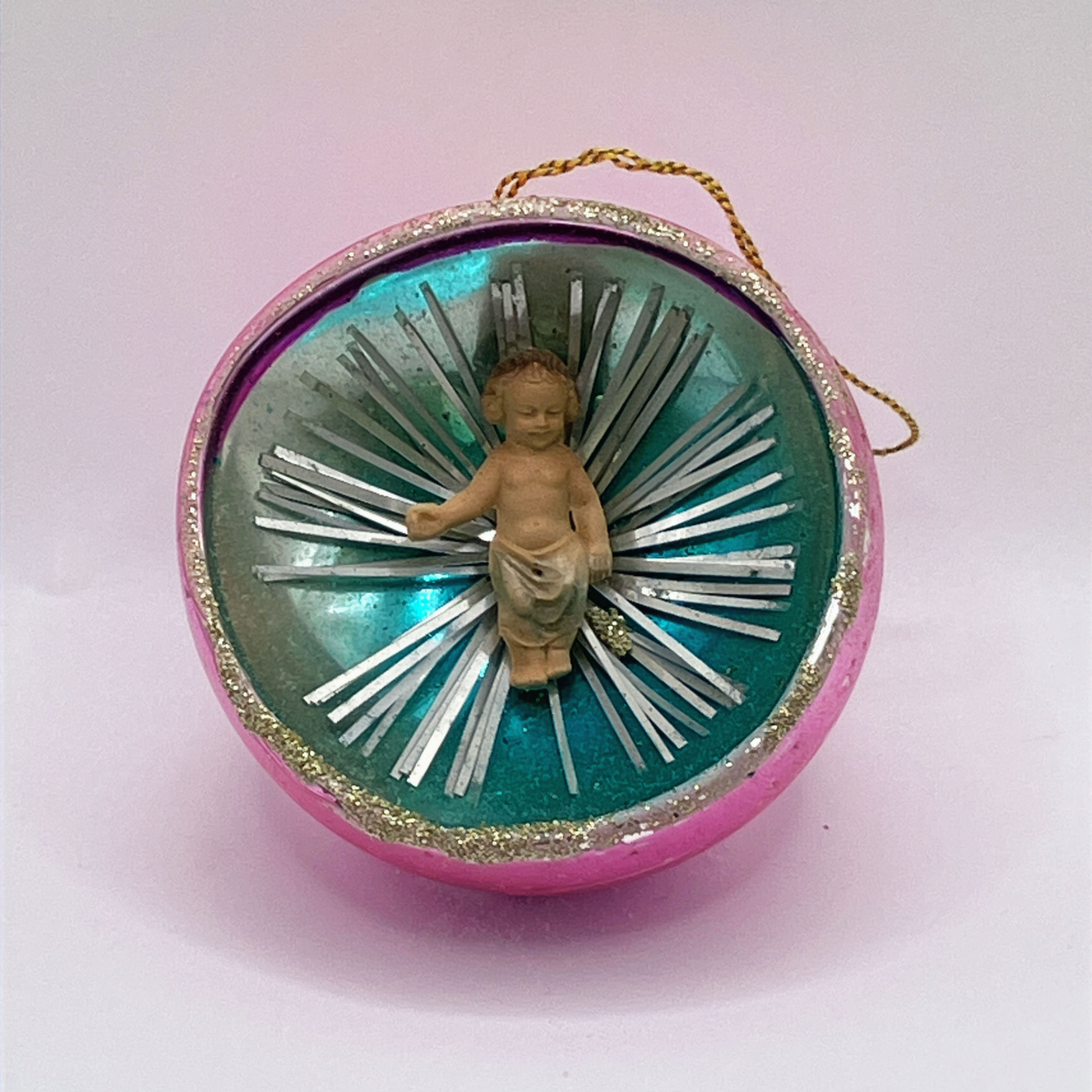 Vintage glazen dioramabal, kindje Jezus met tinfolie, gesuikerde rand, Ø7cm