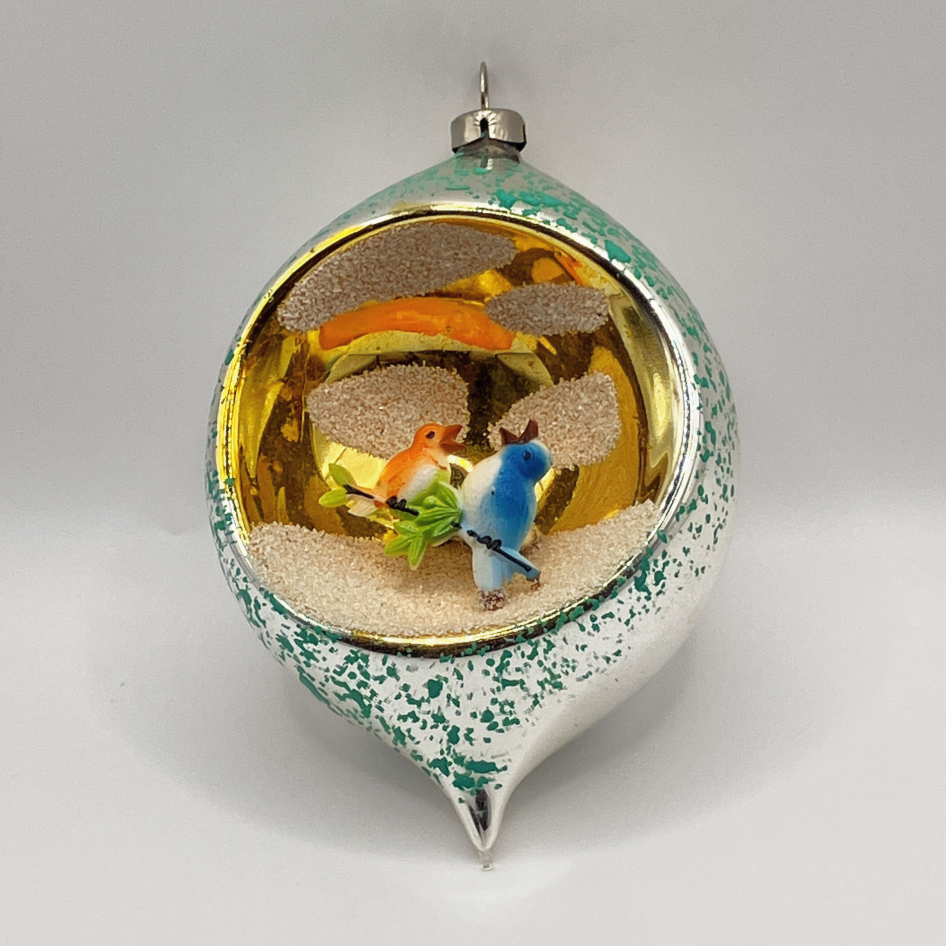 Vintage glazen dioramabal, vogeltjes op tak, zilver, lichtgroen, gesuikerd, 11cm