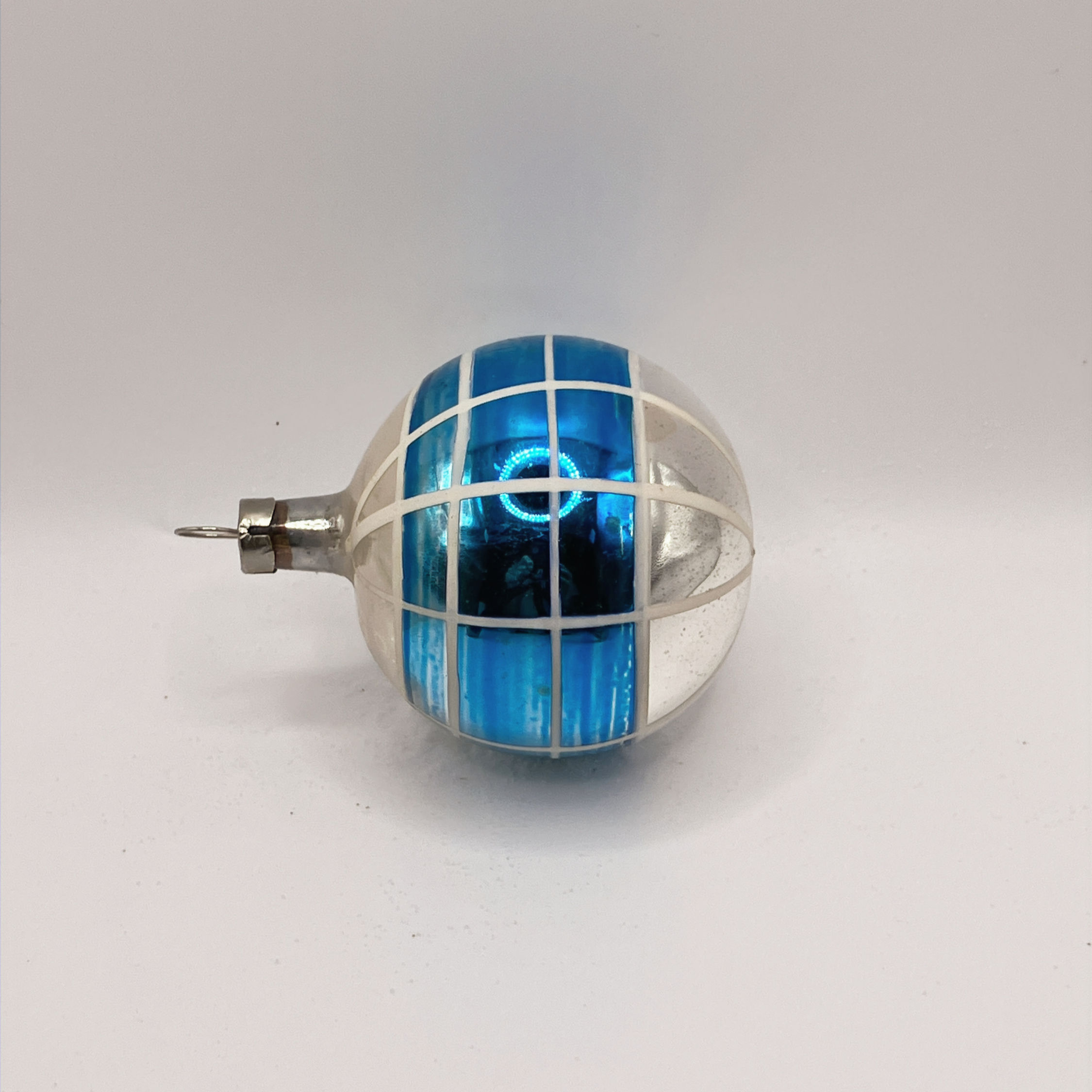 Vintage glazen kerstbal, blauw, zilver, wit, 'Mondriaan', Ø5.5.cm