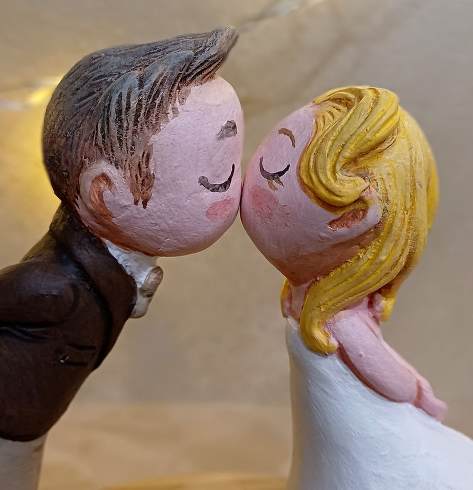 Figurine de mariage personnalisée couple s'embrassant 