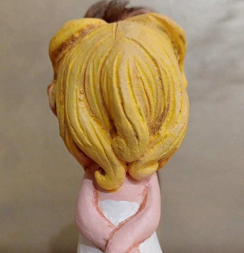 Détail figurine couple mariage cheveux blonds