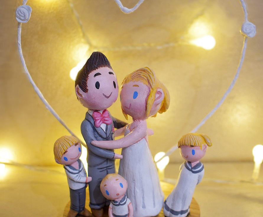 Cake topper mariage personnalisé couple de mariés avec trois enfants fait main