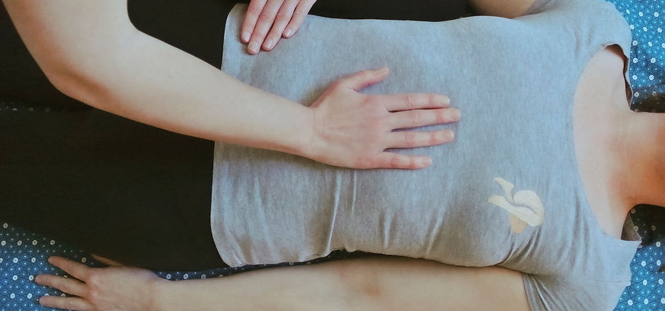 Manon Firmignac, praticienne en Shiatsu donne une séance sur futon