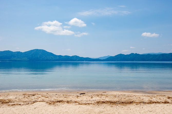 A view of a lake by the outdoor saunas with hanami
