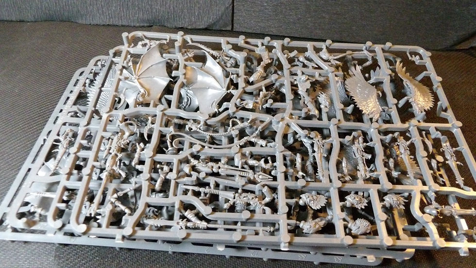 Miniature : Figurines Warhammer 40K, Eldar Noir 'Fléaux', lot de 9 figurines sur grappe.