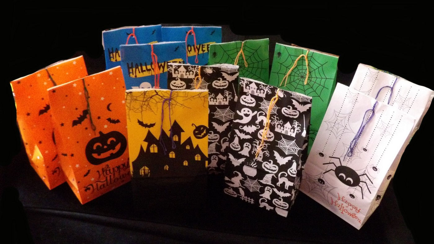 Lots d'Halloween, Pokémon ! , Bonbons + Figurines et Cartes Pokémon !