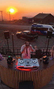 Andes Beats ao anoitecer, com DJ, música e muita diversão nas Cordilleras, Chile