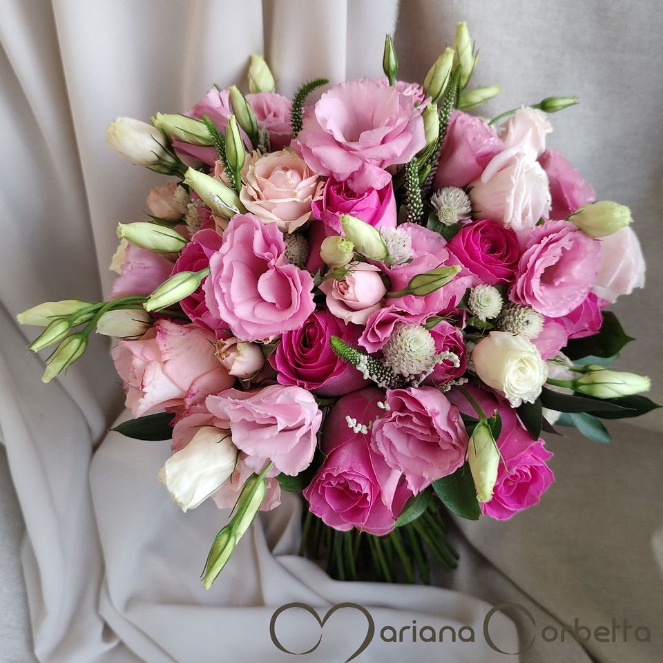 Buquê de Noiva clássico, delicado, romântico, com rosas, pink, branco, champanhe,  cor de rosa, branco e mix de flores por Mariana Corbetta especialista em noivas