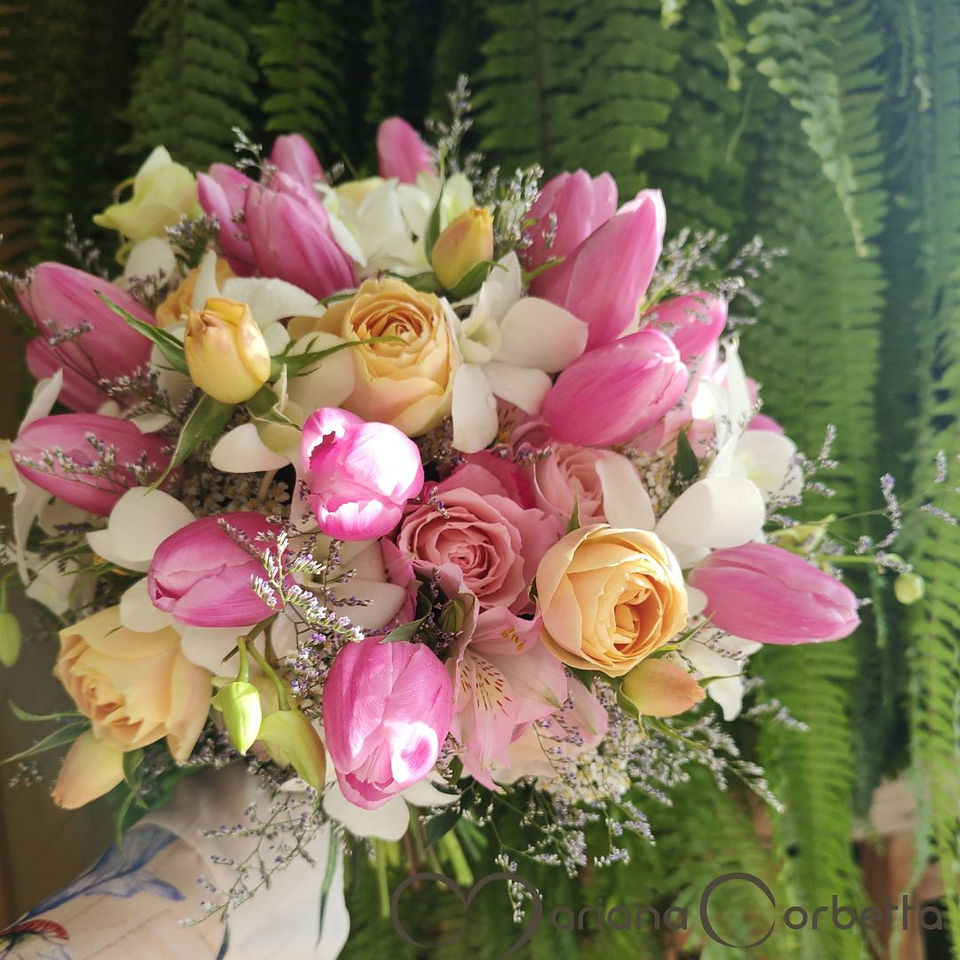 Buquê de Noiva clássico, delicado, romântico, com rosas, pink, branco, champanhe,  cor de rosa, branco e mix de flores por Mariana Corbetta especialista em noivas