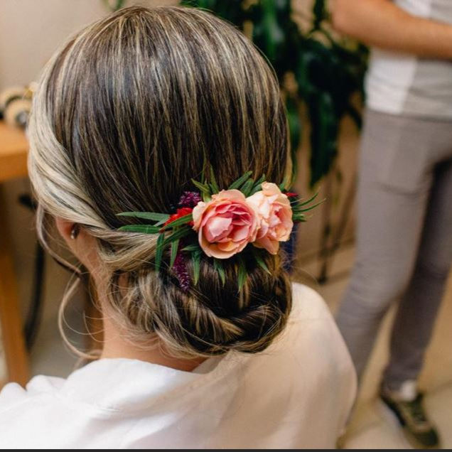 Mariana_Corbetta - grinaldas de noiva acessórios florais para cabelo flores no cabelo da noiva penteado com grinalda grinalda de flores casamento grinalda para noiva romântica inspiração para casamento acessórios de noiva artesanais