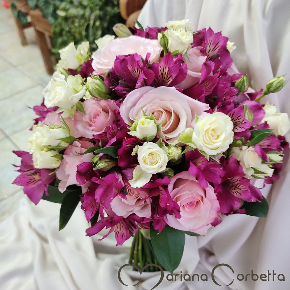 Buquê de Noiva clássico, delicado, romântico, com rosas, pink, branco, champanhe,  cor de rosa, branco e mix de flores por Mariana Corbetta especialista em noivas
