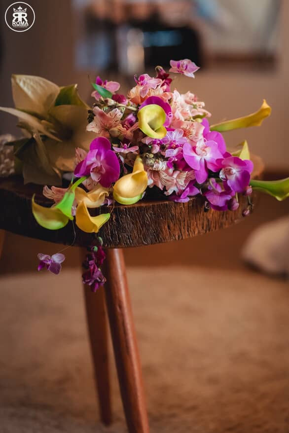 buquê de noiva cascata artístico desconstruído com orquídeas roxas e callas amarelas por Mariana Corbetta