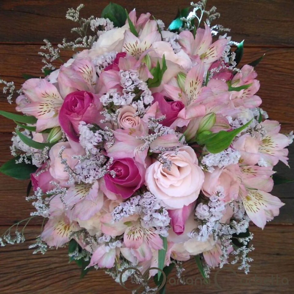 Buquê de Noiva clássico, delicado, romântico, com rosas, pink, branco, champanhe,  cor de rosa, branco e mix de flores por Mariana Corbetta especialista em noivas