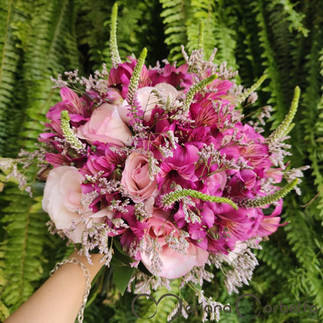 Buquê de Noiva clássico, delicado, romântico, com rosas, pink, branco, champanhe, cor de rosa, branco e mix de flores por Mariana Corbetta especialista em noivas