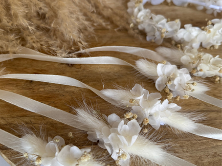 Couronne fleurie et bracelets demoiselles d’honneur en gypsophile blanche : des accessoires naturels et intemporels pour sublimer votre mariage bohème chic en 2025