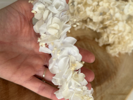 Couronne enfant en fleurs séchées : l’accessoire bohème chic pour cortège et cérémonie