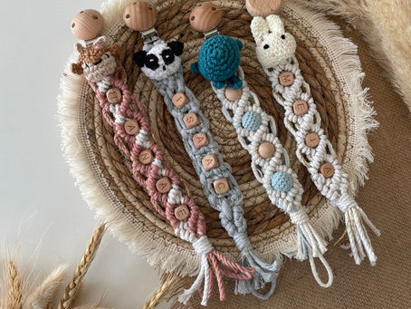 Attache-sucette en macramé : l’accessoire indispensable pour bébé