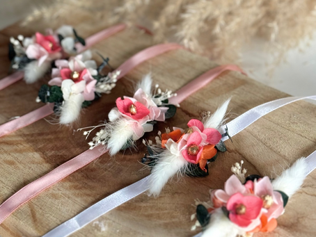 Bracelets en fleurs stabilisées et satin : l’accessoire tendance pour un mariage haut en couleur