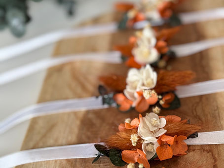 Bracelets en fleurs séchées pour mariage : l’accessoire bohème incontournable