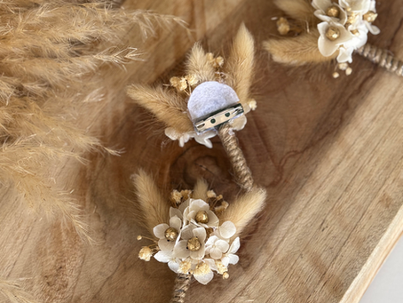 Boutonnières en fleurs séchées : l’accessoire bohème, naturel et tendance pour un mariage chic, durable et personnalisé en 2025 | Artisanat français & décoration mariage écoresponsable