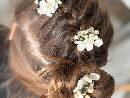 Epingles à chignon fleuries et peignes à cheveux en fleurs séchées : les accessoires bohèmes incontournables pour sublimer votre coiffure de mariée en 2025 avec élégance et naturel
