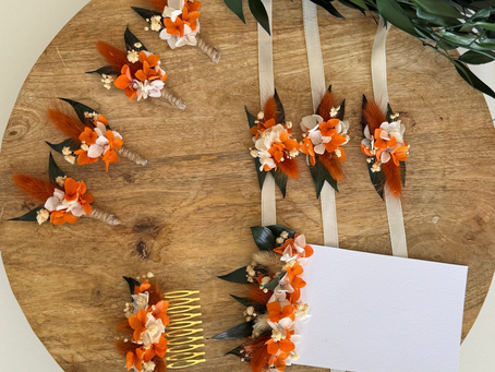Découvrez les accessoires fleuris tendance pour un mariage bohème chic en 2025 : peignes pour mariée, bracelets fleuris, boutonnières en fleurs séchées et créations personnalisées sur mesure.