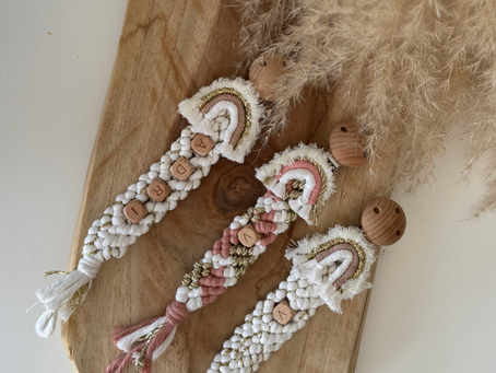 Attache sucette personnalisable en macramé pour bébé – Cadeau de naissance fait main, tendance bohème chic, idée originale pour future maman, jeune maman, baby shower ou valise maternité