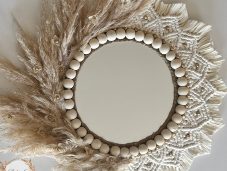 Miroir bohème en macramé et fleurs séchées : la touche élégante pour une décoration raffinée