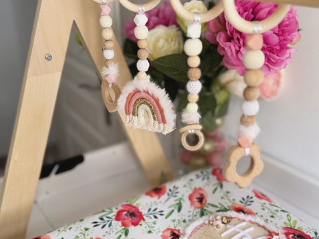 Suspensions d’arche d’éveil en macramé et carte de naissance en bois personnalisée : idées cadeaux naissance bohème, déco chambre bébé, accessoires sensoriels fait main pour futures mamans