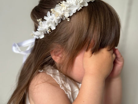 Découvrez notre couronne fleurie enfant, idéale pour un baptême, un mariage ou un shooting. Fait main en France, avec ruban satiné et fleurs délicates.