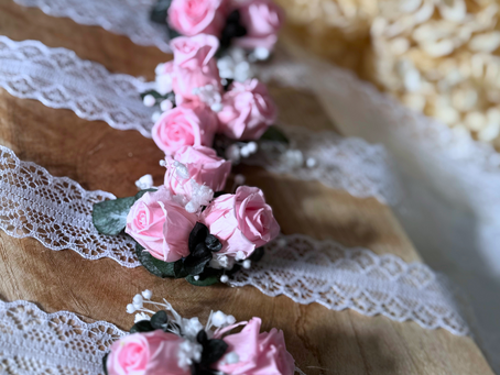 Bracelets en fleurs stabilisées pour mariage bohème : l’accessoire incontournable en 2025