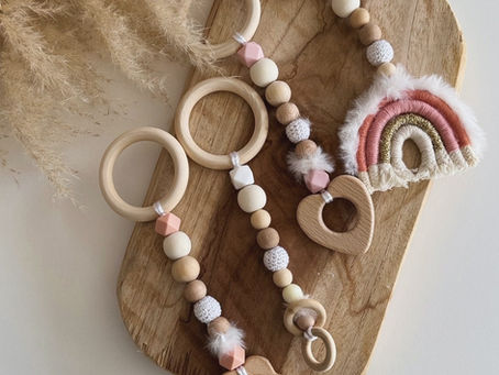 Suspensions arche éveil bois bébé – Jouet sensoriel naturel fait main – Cadeau naissance original fille garçon – Accessoire Montessori – Perles bois crochet silicone – Artisanat France