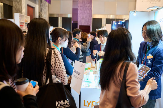 AMWC Japan 2025展示会場 大勢の人