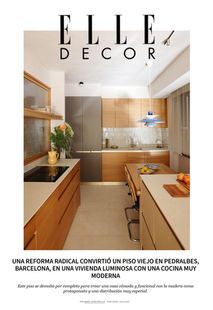 reportage Elle Decor proyecto Casa Rubió Elvira Guardia . Cocina blanca y madera con lampara louis Poulsen