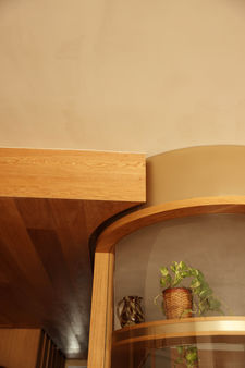 Detalles techo madera y metalizado color champagne.