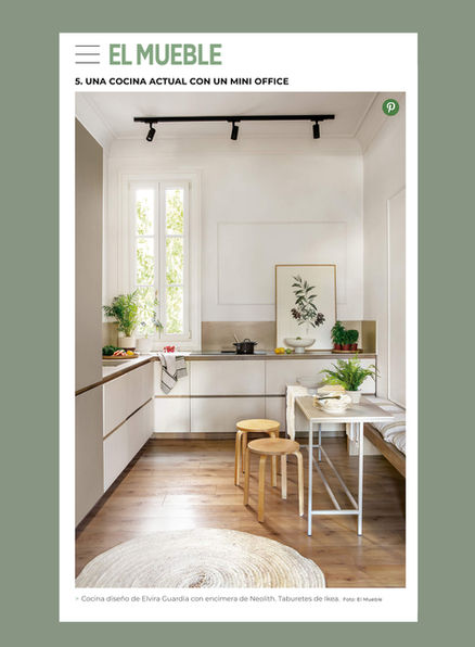 Interior cocina diseño contemporáneo con guiños clásicos. Cocina color piedra y madera
