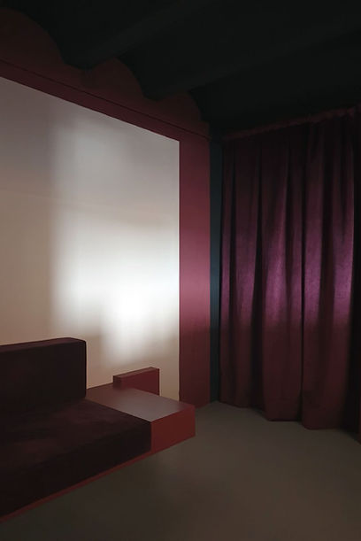 Sala de control o cabina de estudio de música con luz dramática. Diseño para la concentración y acústica.