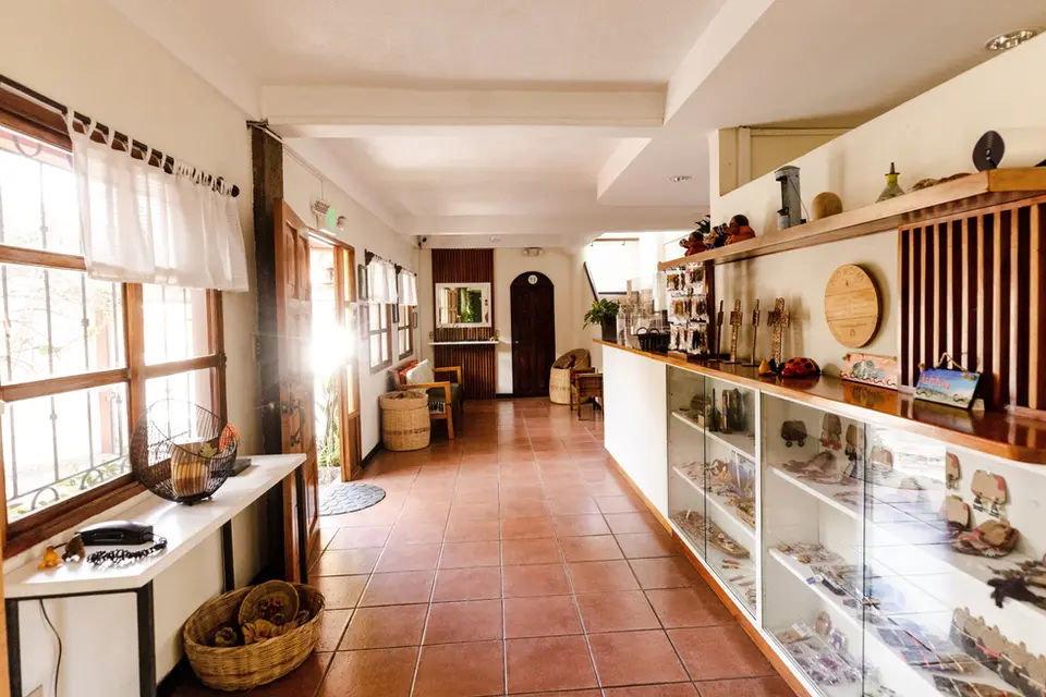 Recepción y boutique del hotel con artesanías locales y diseño sostenible en San Salvador