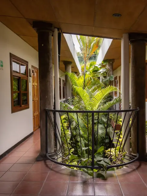 Corredor del hotel con ventilación natural y jardín central