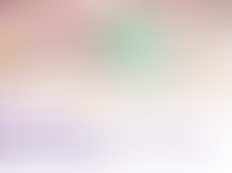 Imagem de microscopia colorida exibindo diversos tipos de microrganismos, como bactérias em formato de bastonetes amarelados e cocos agrupados em tons de azul claro, sobre uma superfície orgânica rosada. No canto inferior, uma faixa branca contém o logotipo 'Blog DNA Club' e o título: 'Não estamos sozinhos em nossos corpos, o microbioma humano', acompanhados por uma ilustração de hélice de DNA em roxo.