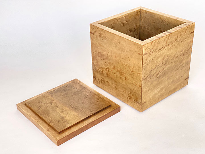Miniature : Urne funéraire minimaliste en érable piqué oxydé
